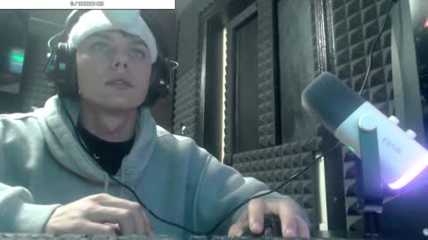 Snapshot of hot_boy_2002_ chatting on 12-18-24, 10:02 Hot boy 2002 online show from 12-18-24, 10:02