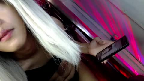 hot_moma69 online show from 04-14-26, 11:00