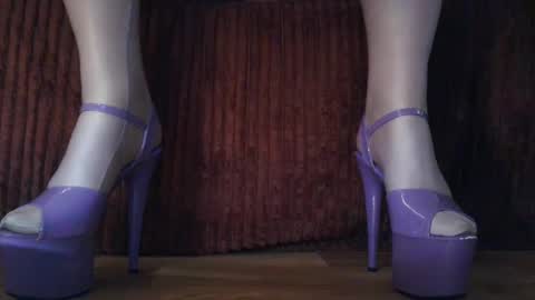 Snapshot of hotesmeralda chatting on 02-24-25, 01:02 HotEsmeralda online show from 02-24-25, 01:02