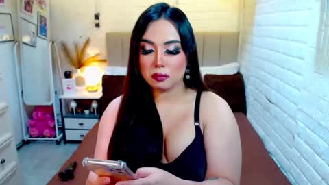 Snapshot of hotlexus69 chatting on 09-12-25, 12:44 LEXUS online show from 09-12-25, 12:44