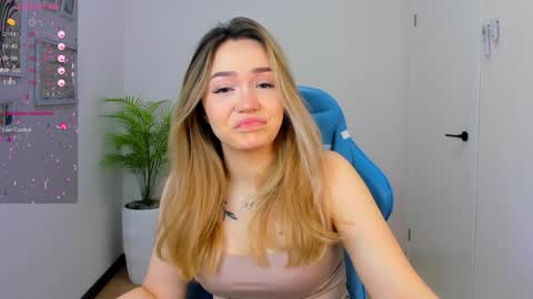 Snapshot of hottease_pvt chatting on 01-08-25, 05:16 hello Im Eva online show from 01-08-25, 05:16