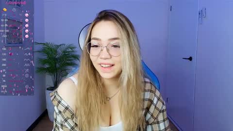 Snapshot of hottease_pvt chatting on 02-05-25, 01:47 hello Im Eva online show from 02-05-25, 01:47