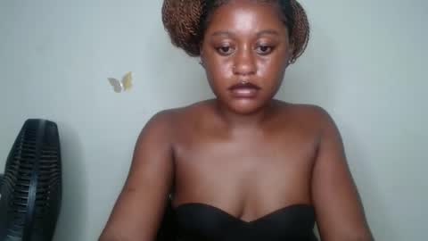 Snapshot of hottie_ebonie chatting on 10-31-25, 12:11 Ella online show from 10-31-25, 12:11