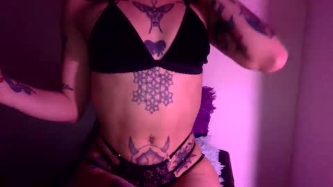 Snapshot of hottietat4u chatting on 01-18-25, 04:26 Tat  online show from 01-18-25, 04:26