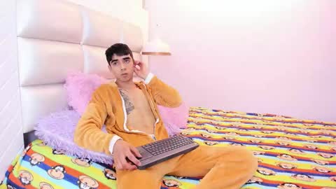 hottiie_guy online show from 10-08-25, 06:05