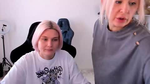 Snapshot of hottyblonds chatting on 10-19-25, 09:54 Nessie and Jessie online show from 10-19-25, 09:54