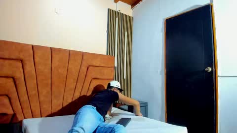 Snapshot of howar_01 chatting on 10-27-25, 09:19 howar_01 online show from 10-27-25, 09:19