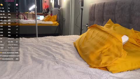 Snapshot of howtoreachorgasm chatting on 12-19-24, 12:24 Elizabeth online show from 12-19-24, 12:24