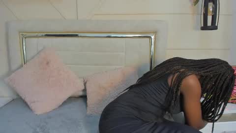 Snapshot of huddah_cam chatting on 01-14-25, 02:32 huddah online show from 01-14-25, 02:32