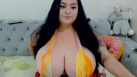 Snapshot of hugeboobsella chatting on 05-17-26, 09:11 Erica online show from 05-17-26, 09:11