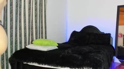 Snapshot of hugo_cooper chatting on 10-19-25, 07:42 HUGO online show from 10-19-25, 07:42