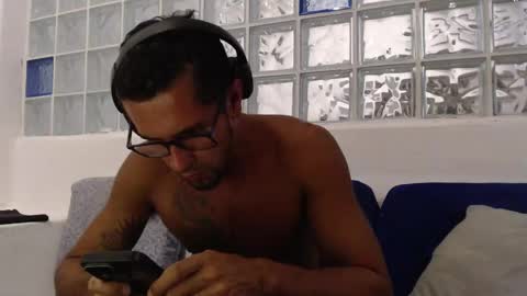 Snapshot of hugoanzola chatting on 03-03-25, 01:42 Colombian Milkman online show from 03-03-25, 01:42