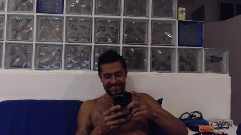 Snapshot of hugoanzola chatting on 12-19-25, 04:30 Colombian Milkman online show from 12-19-25, 04:30