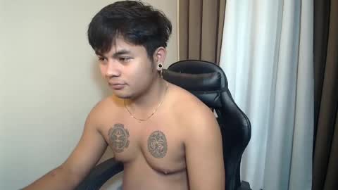 Snapshot of hunkyzeus chatting on 05-18-26, 03:51 hunkyzeus online show from 05-18-26, 03:51