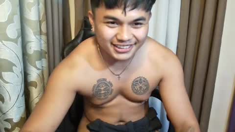 Snapshot of hunkyzeus chatting on 05-26-26, 04:36 hunkyzeus online show from 05-26-26, 04:36