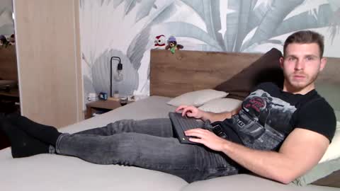 Snapshot of hunterbridges chatting on 01-01-25, 02:42 Hunter Bridges online show from 01-01-25, 02:42