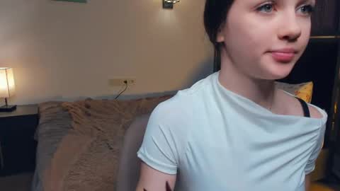 Snapshot of hwadwellingham chatting on 04-23-26, 12:29 Lily online show from 04-23-26, 12:29