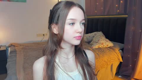 Snapshot of hwadwellingham chatting on 05-21-26, 07:15 Lily online show from 05-21-26, 07:15