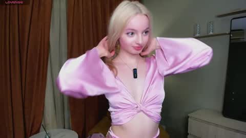Snapshot of hypno_eyes_babe chatting on 05-30-26, 05:43 Kate online show from 05-30-26, 05:43