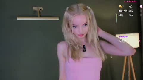 Snapshot of hypno_eyes_babe chatting on 06-15-26, 03:47 Kate online show from 06-15-26, 03:47