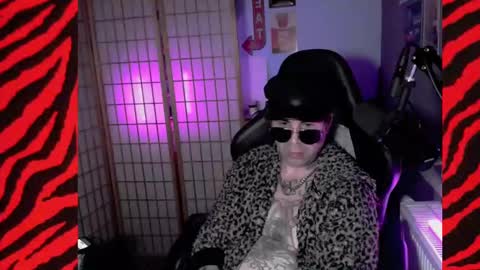 Snapshot of hypnosexray chatting on 01-11-25, 06:44 Mistress Magenta online show from 01-11-25, 06:44