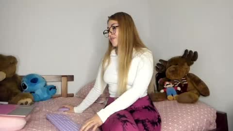 Hyun Joo online show from 04-23-26, 10:01