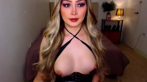 QUEEN SUSSIE BROWN online show from 12-22-25, 03:58