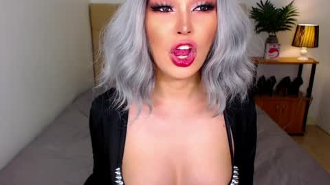 QUEEN SUSSIE BROWN online show from 06-02-26, 03:52