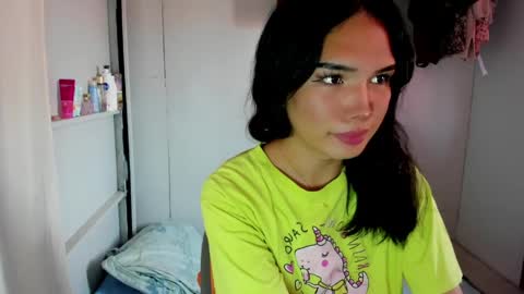 Snapshot of iamyourdesire_ chatting on 03-29-26, 05:18 shhh online show from 03-29-26, 05:18