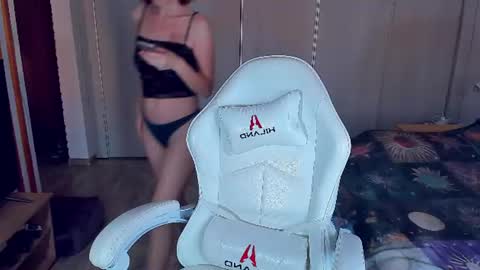 Snapshot of ice_pixie chatting on 06-18-26, 04:33 Nana online show from 06-18-26, 04:33