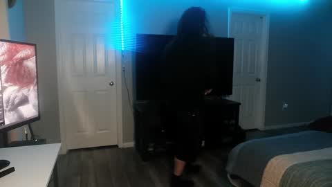 Snapshot of icy_ivy chatting on 01-14-25, 10:27 Ivan online show from 01-14-25, 10:27