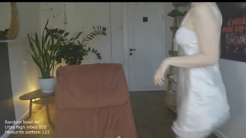 Snapshot of ifyouleave chatting on 11-02-25, 11:56 Belle online show from 11-02-25, 11:56