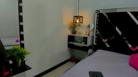Snapshot of iisabella_noa chatting on 09-24-25, 01:14 Isabella online show from 09-24-25, 01:14
