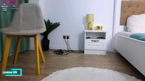 Snapshot of ilikeithaard chatting on 06-14-26, 06:43 Emma online show from 06-14-26, 06:43