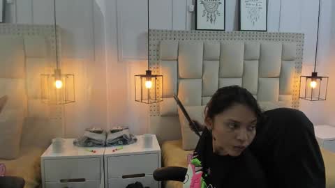 Snapshot of iliy_ chatting on 12-17-24, 01:29 ILY   online show from 12-17-24, 01:29