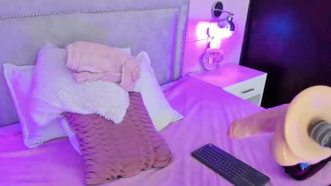 Snapshot of iliy_ chatting on 02-16-25, 01:25 ILY   online show from 02-16-25, 01:25