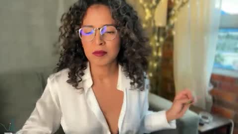 Snapshot of illaroom chatting on 12-23-24, 10:23 Kloe online show from 12-23-24, 10:23