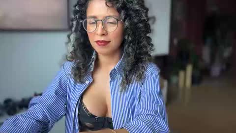 Snapshot of illaroom chatting on 10-11-25, 08:40 Kloe online show from 10-11-25, 08:40