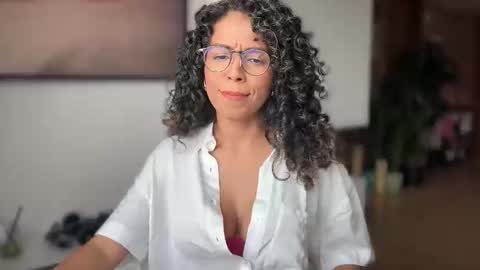 Snapshot of illaroom chatting on 10-28-25, 04:53 Kloe online show from 10-28-25, 04:53