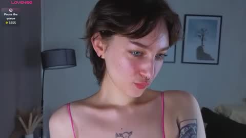 Snapshot of iluminadangoun chatting on 06-13-26, 01:14 Hello everyone Im Lily online show from 06-13-26, 01:14