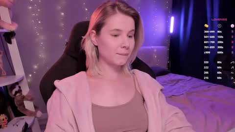 Mia online show from 04-12-26, 10:09