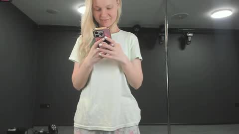 Snapshot of incredible__shell_ chatting on 05-24-26, 08:14 Masha online show from 05-24-26, 08:14