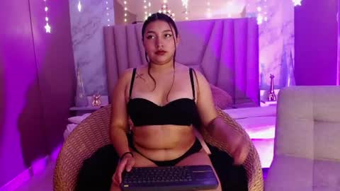 Snapshot of incredible_foxxy chatting on 06-25-26, 04:23 incredible_foxxy online show from 06-25-26, 04:23