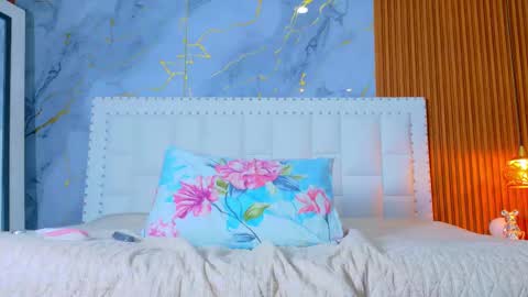 LITTLE AINHOA  online show from 10-04-25, 07:34