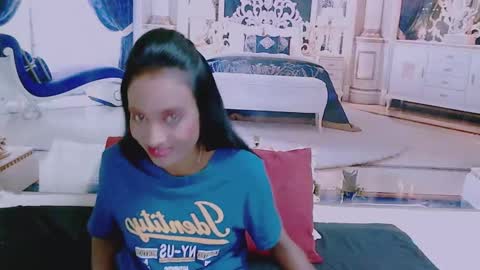 Snapshot of indianlovebug chatting on 12-06-24, 04:36 Leah online show from 12-06-24, 04:36