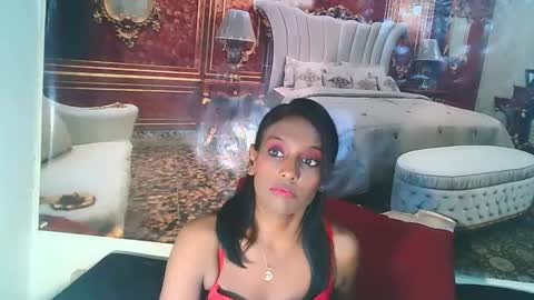Snapshot of indianlovebug chatting on 12-11-24, 05:43 Leah online show from 12-11-24, 05:43