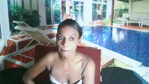 Snapshot of indianlovebug chatting on 12-11-24, 05:48 Leah online show from 12-11-24, 05:48