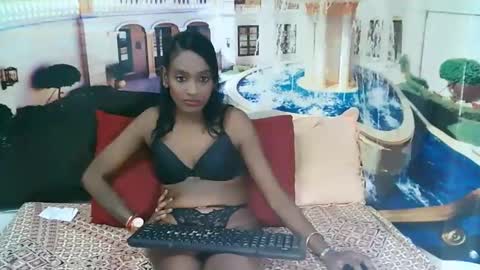 Snapshot of indianlovebug chatting on 12-16-24, 09:03 Leah online show from 12-16-24, 09:03