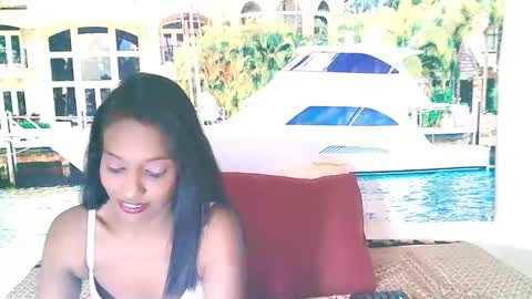 Snapshot of indianlovebug chatting on 12-19-24, 05:18 Leah online show from 12-19-24, 05:18