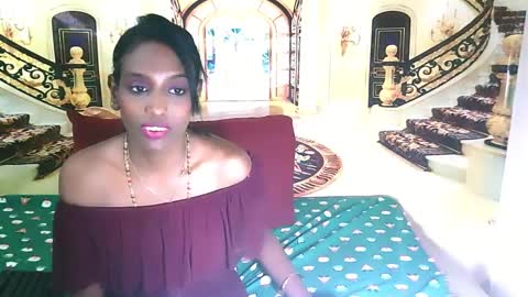 Snapshot of indianlovebug chatting on 12-28-24, 01:29 Leah online show from 12-28-24, 01:29